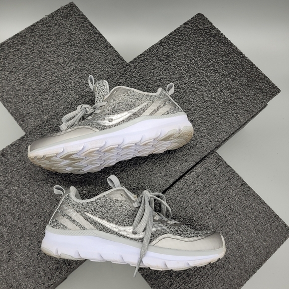 Saucony Girl's Liteform Feel Sneaker, Light Grey Size 13W - Picture 5 of 10